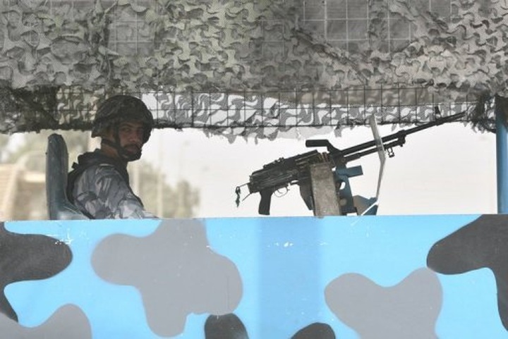 String of bombings kill 12 in Iraq market - 1