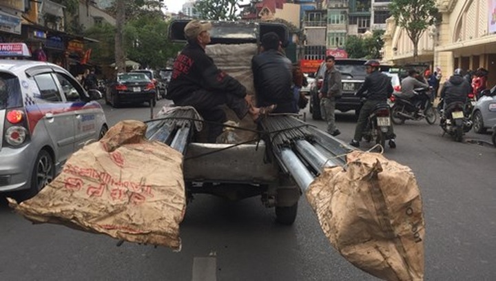 Hanoi tackles overloaded vehicles as Tet nears - 6