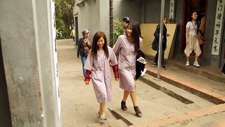 Visitors to be banned from tourist sites for ‘inappropriate’ clothes - 1