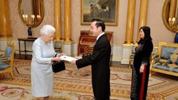 UK Queen expresses support for cooperation with Vietnam - 1