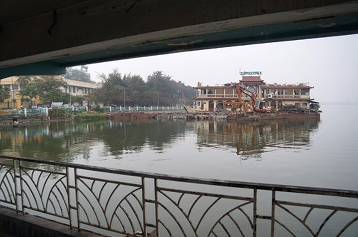 West Lake covered with rubbish after floating restaurants dismantled - 1