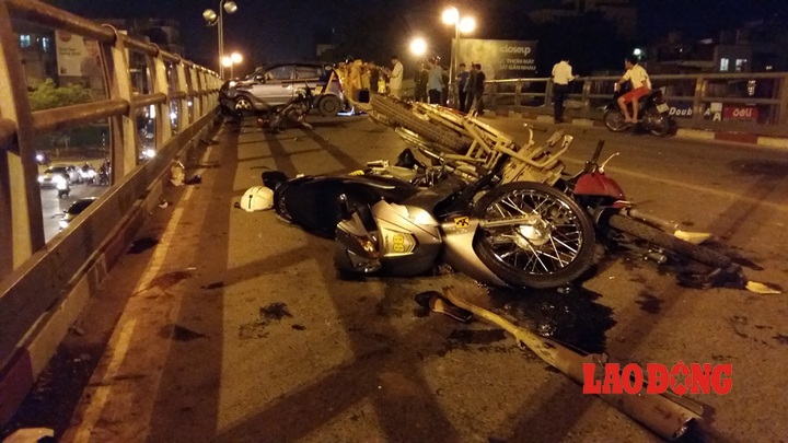 Taxi driver jumps from overpass after hitting seven motorbikes - 2 Taxi driver jumps from overpass after hitting seven motorbikes - 2