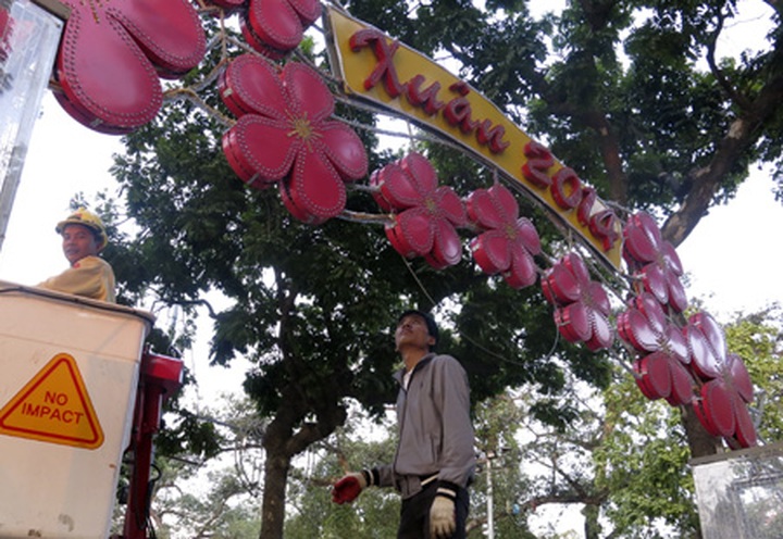 Hanoi prepares for Tet - 1