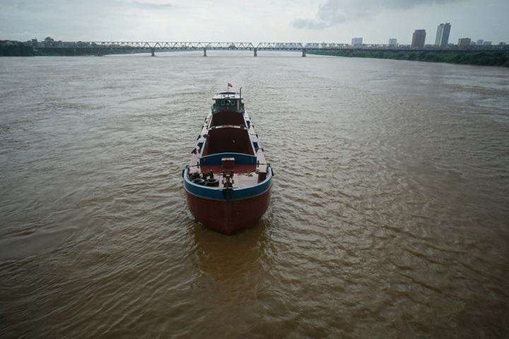 Hanoi river slum in flooding season - 1