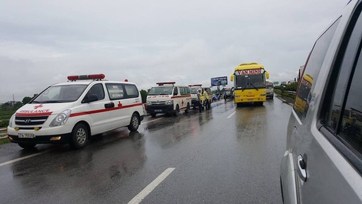 Over ten injured after two buses collided in Hanoi - 2