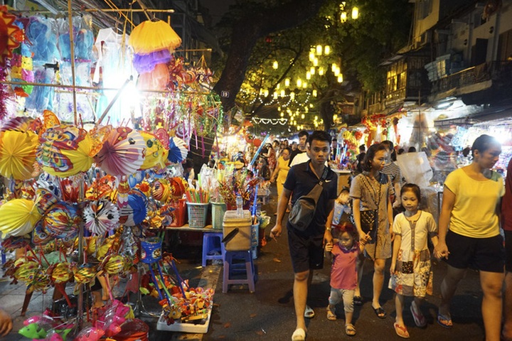 Hanoi's Old Quarter before the Mid-autumn Festival - 1