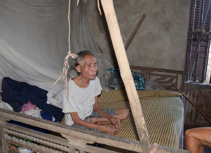 Old parents dedicated to mentally-ill children - 1