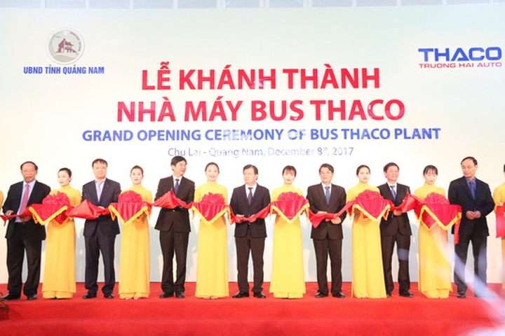 Vietnamese bus manufacturer signs export contracts - 1