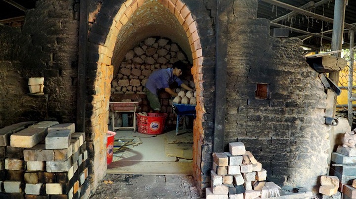 Workers busy to make dog-shaped savings containers - 1