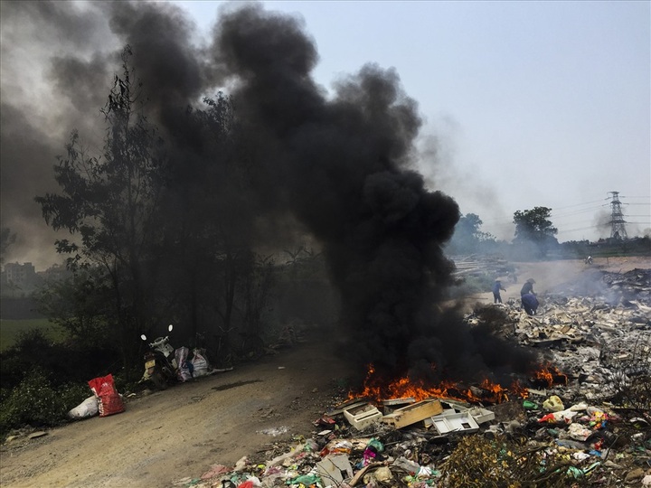 Hanoians threatened by burning rubbish tip - 1