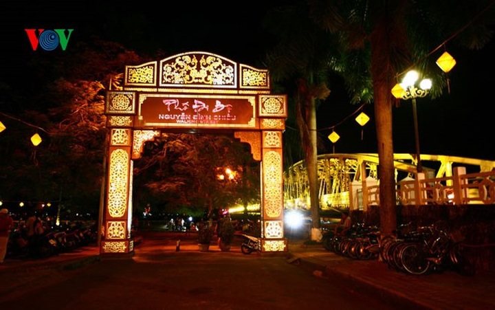 Hue pedestrian street appeals to tourists - 1
