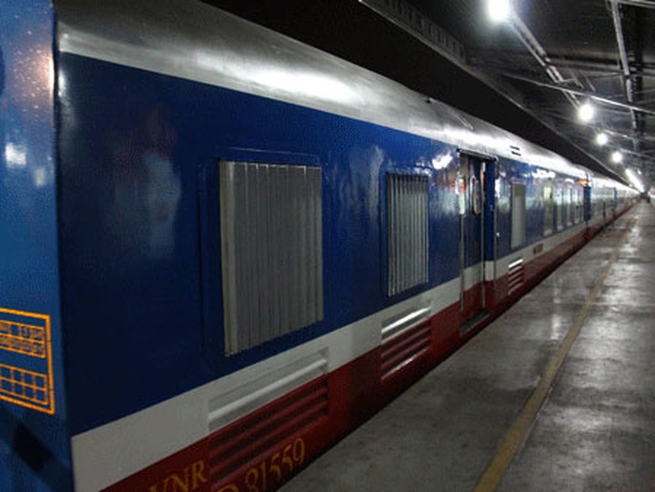 First 5-star express train in Vietnam - 1