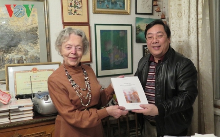 Vietnam honours Russian teacher for decades of service - 1