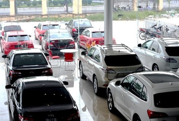 Car buyers wait for reduced fees - 1