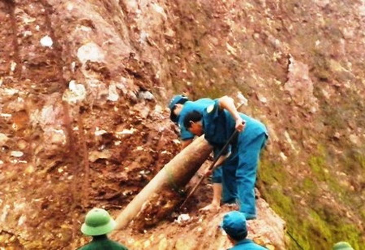 74 bombs and mines found in garden - 1