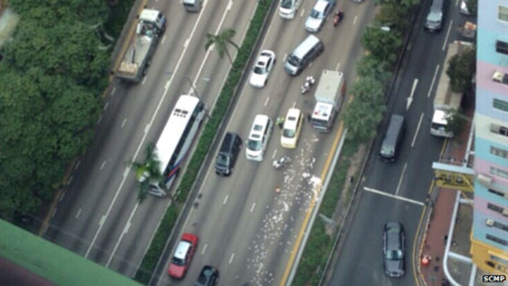 HK$3.6m recovered of missing HK$15m cash spilled from security van on Christmas Eve - 1 HK$3.6m recovered of missing HK$15m cash spilled from security van on Christmas Eve - 1