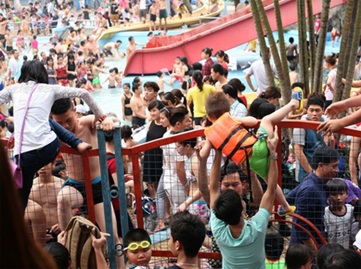 Hot Hanoians climb fences for free swim at water park - 1 Hot Hanoians climb fences for free swim at water park - 1