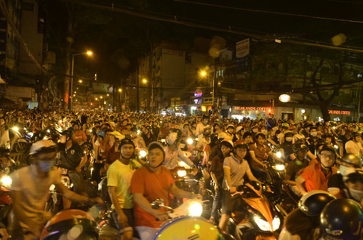 Crowds jam traffic in Hanoi and HCMC to cheer Vietnam win in Malaysia - 2 Crowds jam traffic in Hanoi and HCMC to cheer Vietnam win in Malaysia - 2