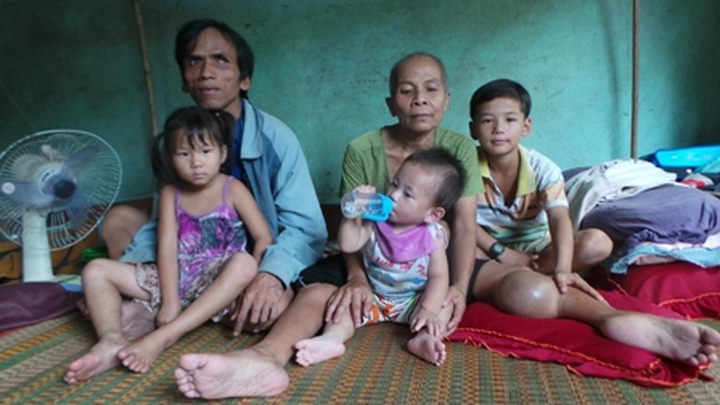 Poor ill woman strives to support family - 1