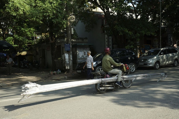 Dangerous overloaded vehicles still common in Hanoi - 3