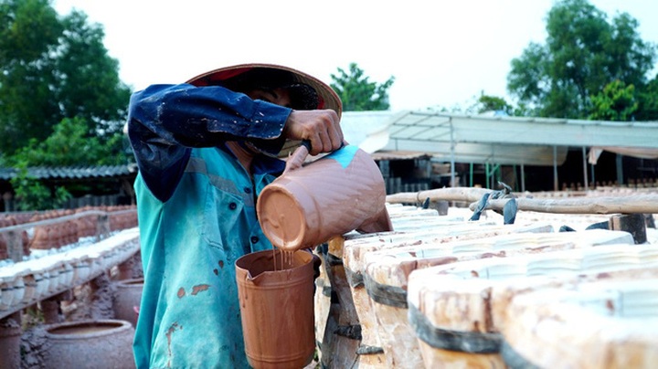 Workers busy to make dog-shaped savings containers - 7