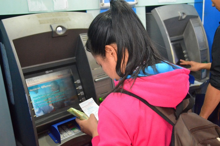 Banks urged to ensure ATMs have enough cash for Tet - 1