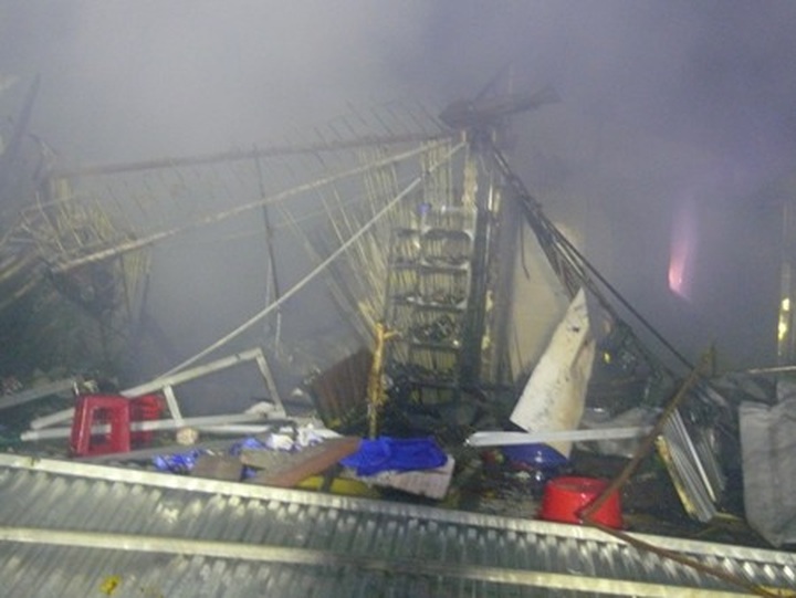 Fire burns down 12 houses in Ca Mau - 2