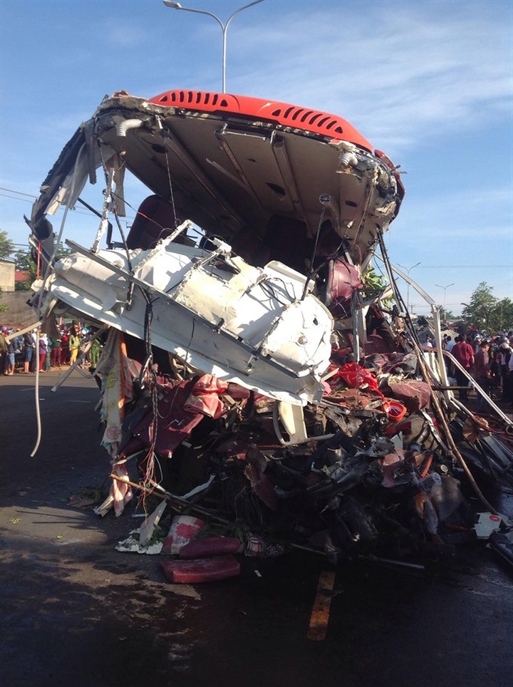 12 die in head on truck-coach collision in Gia Lai - 1
