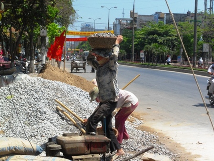 Labourers work to earn a crust on May Day - 10