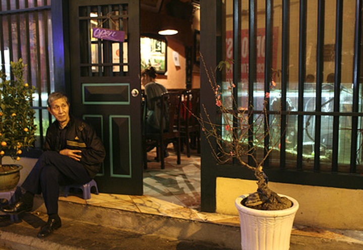 Tet atmosphere washes over Hanoi's streets - 7 Tet atmosphere washes over Hanoi's streets - 7