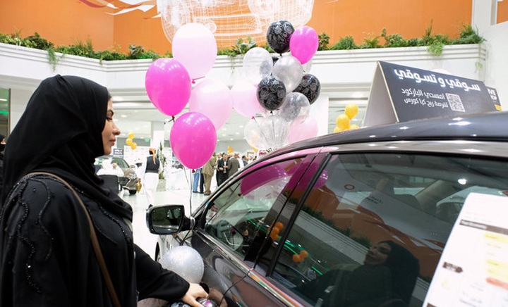 First women-only car showroom opens in Saudi - 1