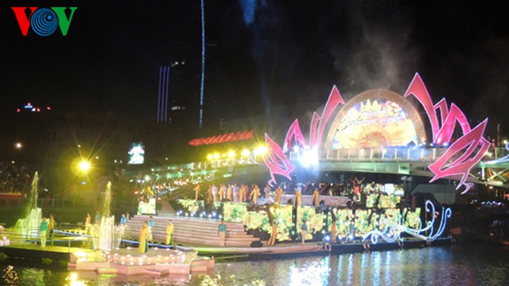 Revellers ring in Lunar New Year across Vietnam - 8