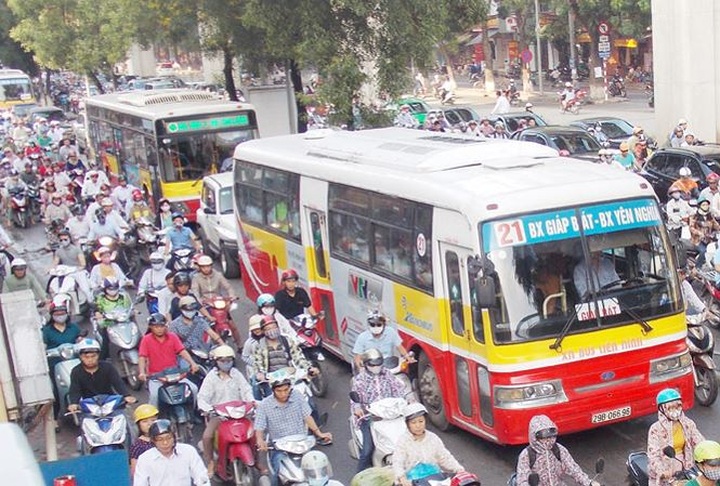 Hanoi suffers dwindling bus use - 1