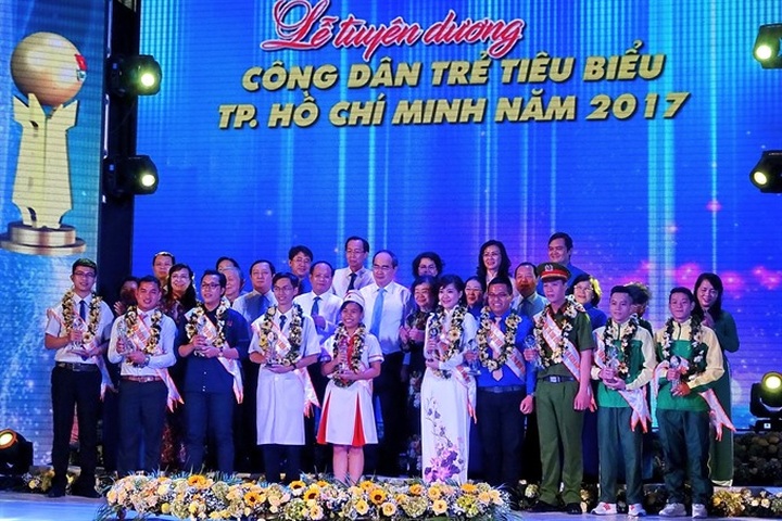 HCM City honours ten outstanding young people of 2017 - 1