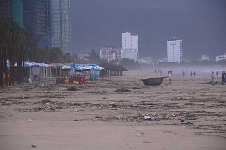 Danang beach covered with waste following torrential rains - 2 Danang beach covered with waste following torrential rains - 2