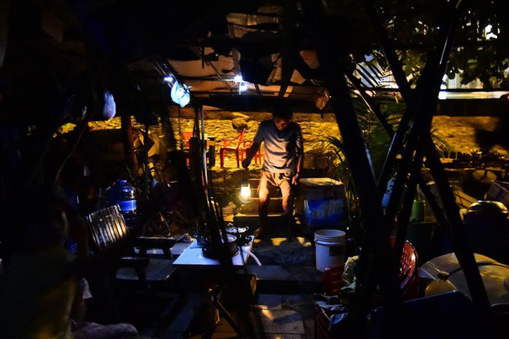 Family lives on a boat on Saigon canal for two decades - 10