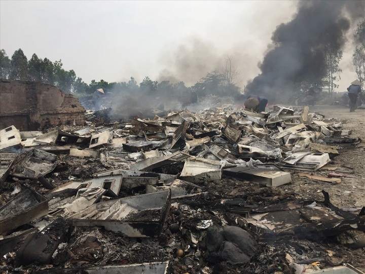 Hanoians threatened by burning rubbish tip - 10