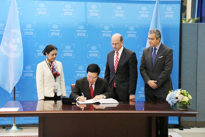 Vietnam inks Treaty on Prohibition of Nuclear Weapons - 1 Vietnam inks Treaty on Prohibition of Nuclear Weapons - 1