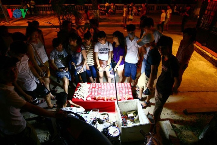 Hue pedestrian street appeals to tourists - 11