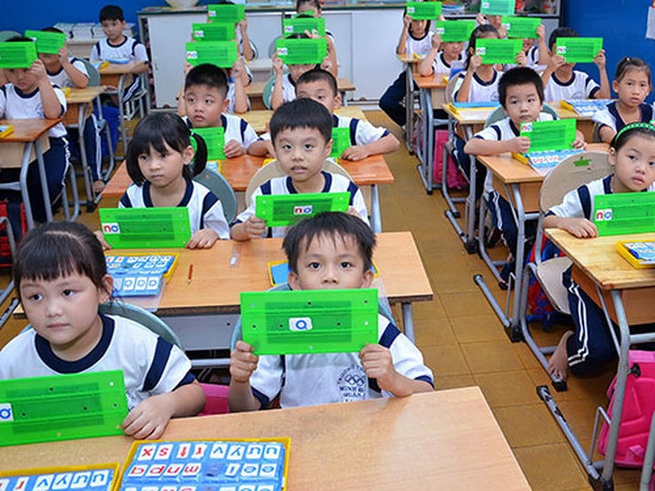 Rush to register in best HCM City primary schools - 1