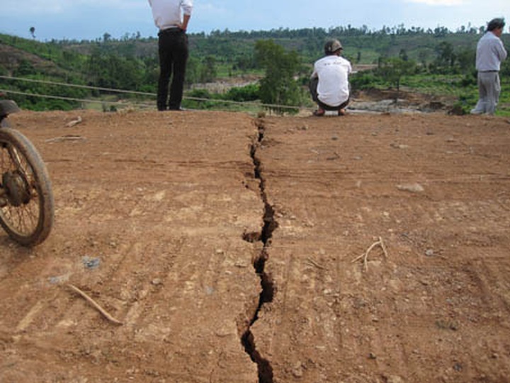 Dam break causes huge losses and threatens community - 1 Dam break causes huge losses and threatens community - 1