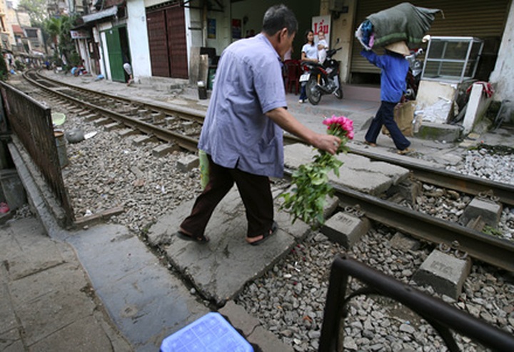 Hanoi life on the tracks - 11 Hanoi life on the tracks - 11