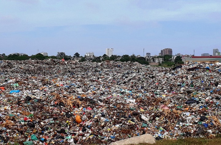 Huge landfill pollutes Sam Son Beach - 2