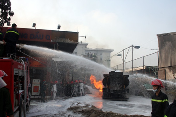 Petrol stations deemed to be unsafe following Hanoi blaze - 1
