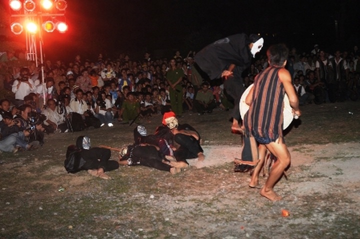 Traditional buffalo stabbing festival in Dak Lak Province - 6