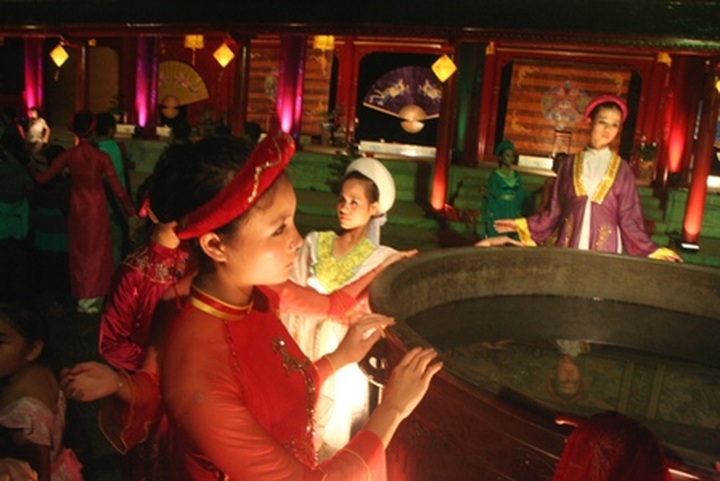 Night festival lights up Hue Royal Palace - 15 Night festival lights up Hue Royal Palace - 15