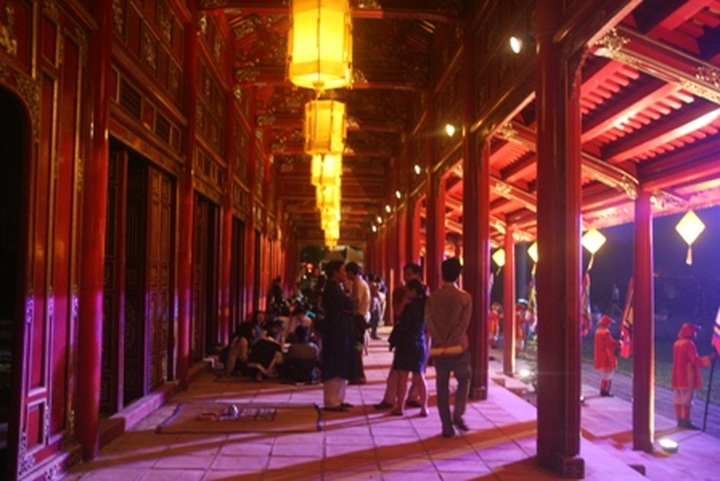 Night festival lights up Hue Royal Palace - 6 Night festival lights up Hue Royal Palace - 6