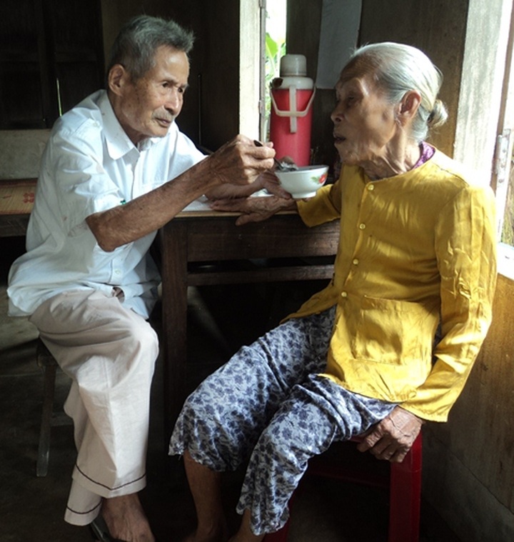Elderly couple stricken by poverty - 1 Elderly couple stricken by poverty - 1