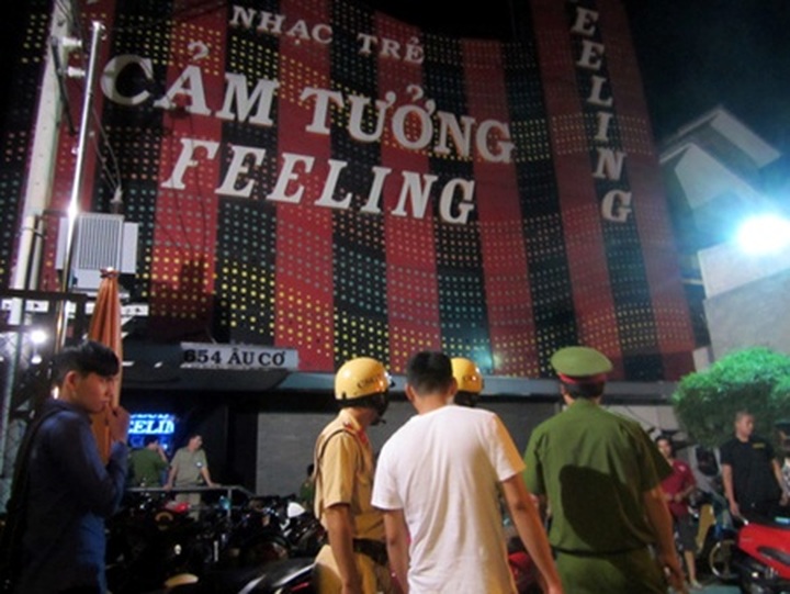 Authorities detain nearly 100 at HCM City bar - 1