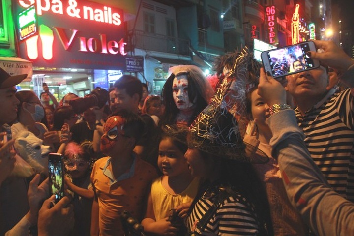 Young people celebrate Halloween - 9 Young people celebrate Halloween - 9